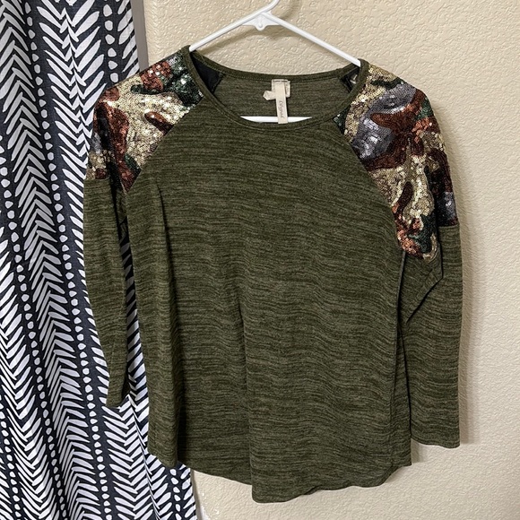 lilypad Tops - Shoulder camo long sleeve. Size S. Brand Lilypad.